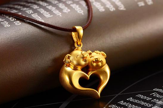 年轻人戴黄金老气吗,选对黄金款式就不老气