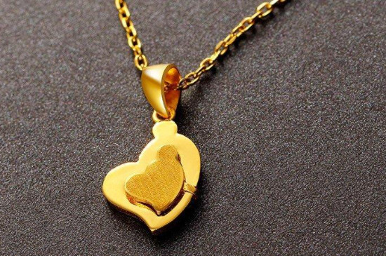 年轻人戴黄金老气吗,选对黄金款式就不老气