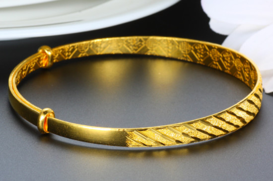 女士黄金手镯应该戴在哪个手上