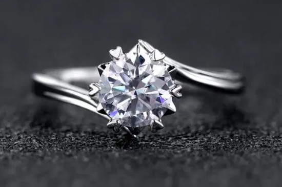 莫桑钻和人造钻石的区别