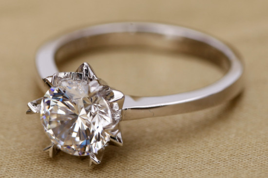 雪花款钻戒的寓意