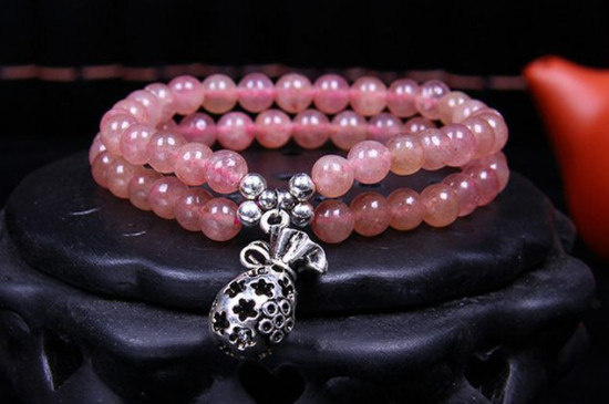 女生佩戴草莓晶的寓意