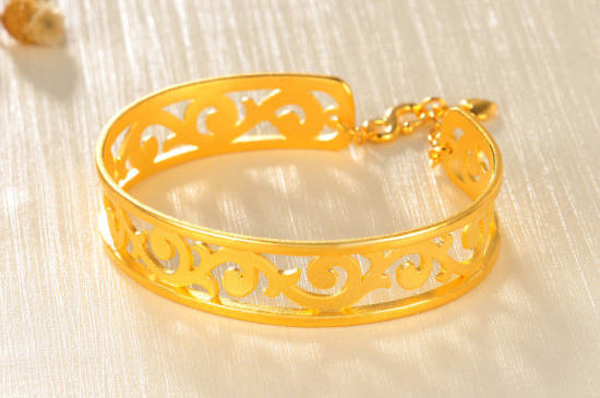 黄金手镯上出现黑点怎么处理