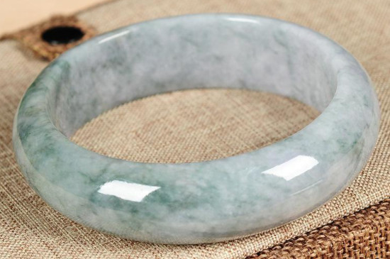 金镯子和玉镯子能戴在同一只手上吗