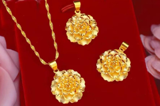 黄金手镯为啥稍微一碰就有坑