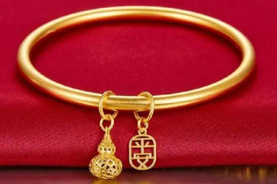 泡温泉黄金会变色吗