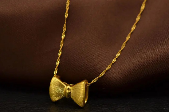 黄金项链天天摘容易掰坏吗