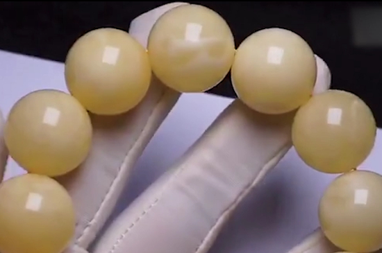 女性戴琥珀好还是蜜蜡好