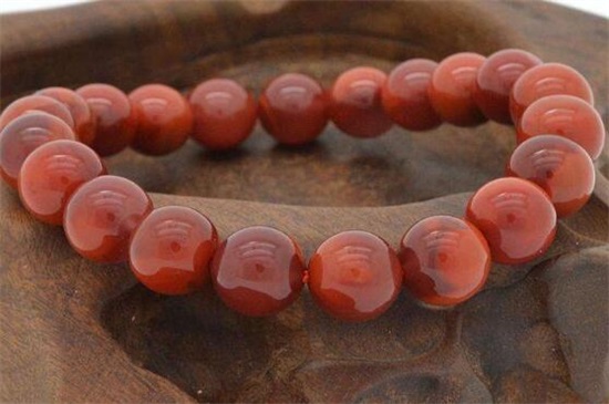 南红玛瑙戴哪只手，南红的正确佩戴方法