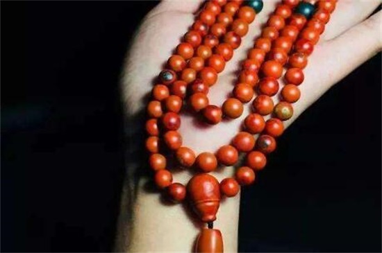 南红玛瑙戴哪只手，南红的正确佩戴方法