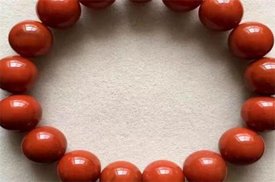 女士南红玛瑙戴在那个手，女戴南红的注意事项