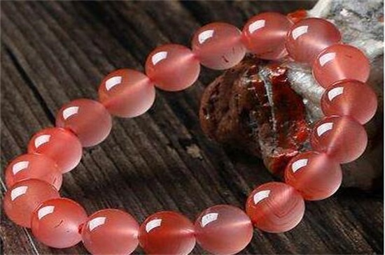 女士南红玛瑙戴在那个手，女戴南红的注意事项