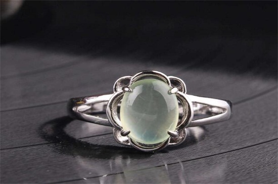 绿色葡萄石的功效与作用