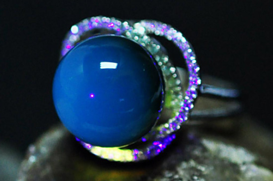 女人佩戴蓝珀好还是血珀好