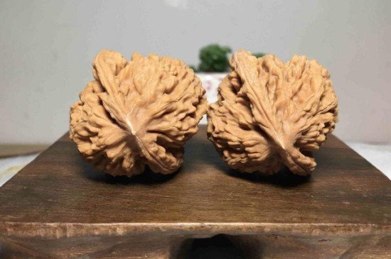 文玩核桃多久刷一次油