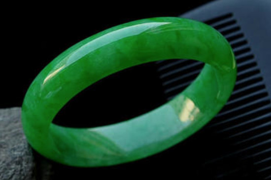 碧玺,玉髓,翡翠,蜜蜡有什么区别