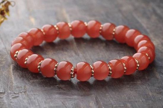 女士带南红手串戴哪个手