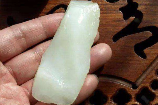 在戈壁滩上怎么辨认戈壁玉石