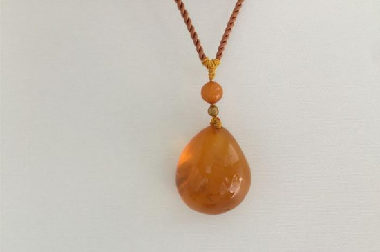 戴琥珀项链对人体有什么好处