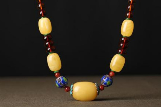 戴琥珀项链对人体有什么好处