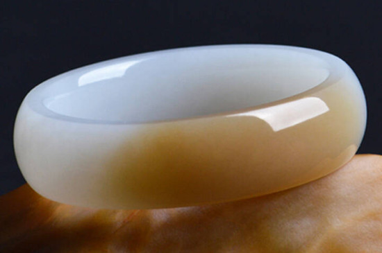 玉镯子可以戴着洗澡吗