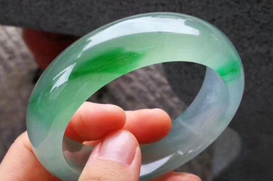 玉养人是什么意思