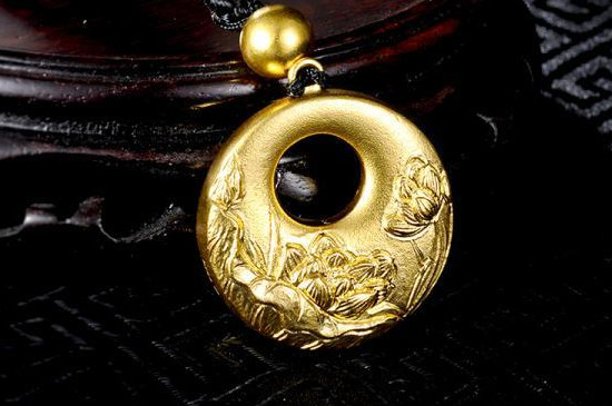 黄金莲花平安扣的寓意及象征