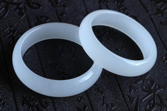 什么玉镯子对女性好，翡翠玉镯/和田玉镯/岫玉镯