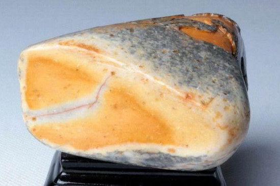 怎样识别乌鸦皮黄蜡石