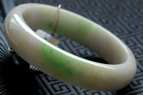 玉手镯戴哪只手正确