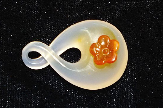 石英岩玉手镯是真玉吗