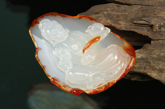 石英岩玉手镯是真玉吗