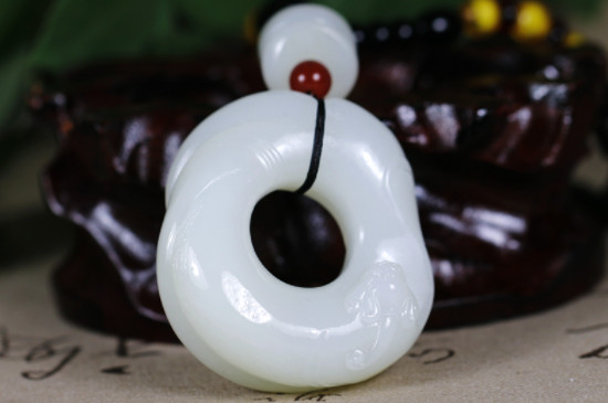 玉里有气泡是真玉吗