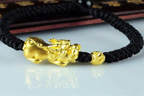 女士带黄金貔貅的寓意