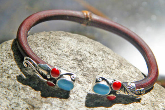 鸡血藤能跟银手镯一起戴吗