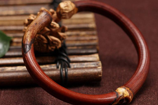 鸡血藤手镯睡觉摘不摘