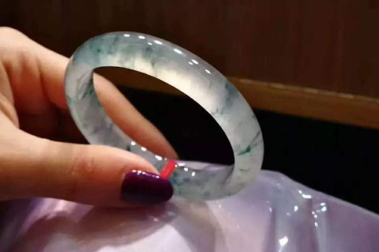 贵妃镯和圆镯的尺寸区别