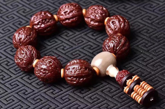 文玩桃核手串怎么盘红的快